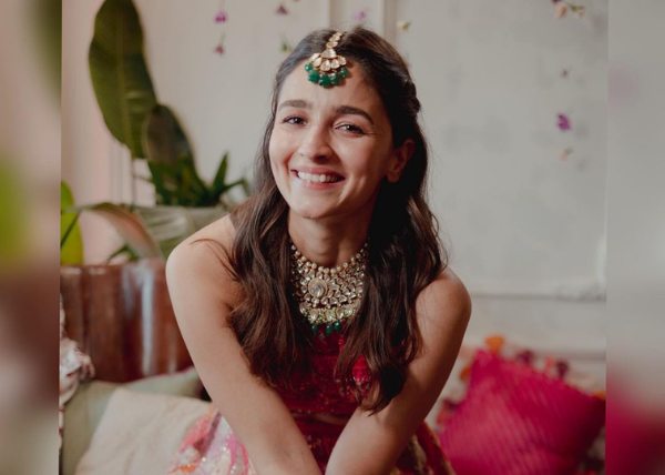 Alia Bhatt's mehendi lehenga by Manish Malhotra took 3,000 hours to make!