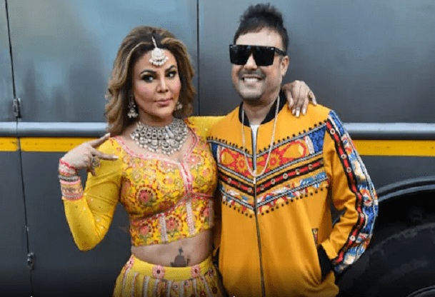 Rakhi Sawant shows her shows worth Rs 80000 to paparazzi!, Rakhi Sawant,  shoe, fashion, paparazzi