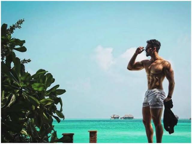 640px x 480px - Tiger Shroff Flaunts His Ripped Abs In Beach Photos- Checkout