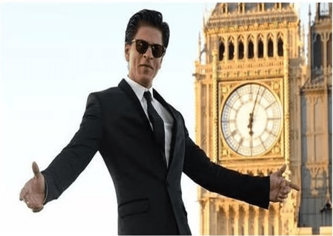Posing in his signature style, Shah Rukh Khan sends out Eid-Al-Adha  greeting to fans outside Mannat