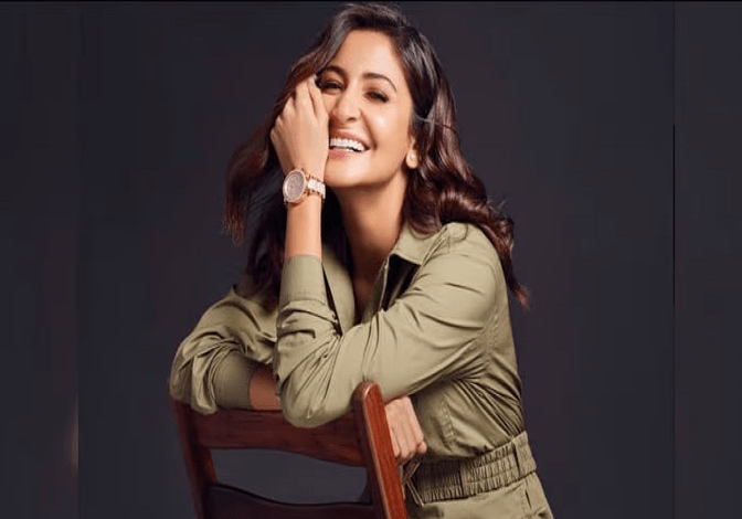 afaqs! on X: Brand ambassador for the brand, Anushka Sharma looks super  fun and vibrant in Lavie's new ad! #LavieXAnushka #FickleIsFun #Fashion  #Accessories   / X