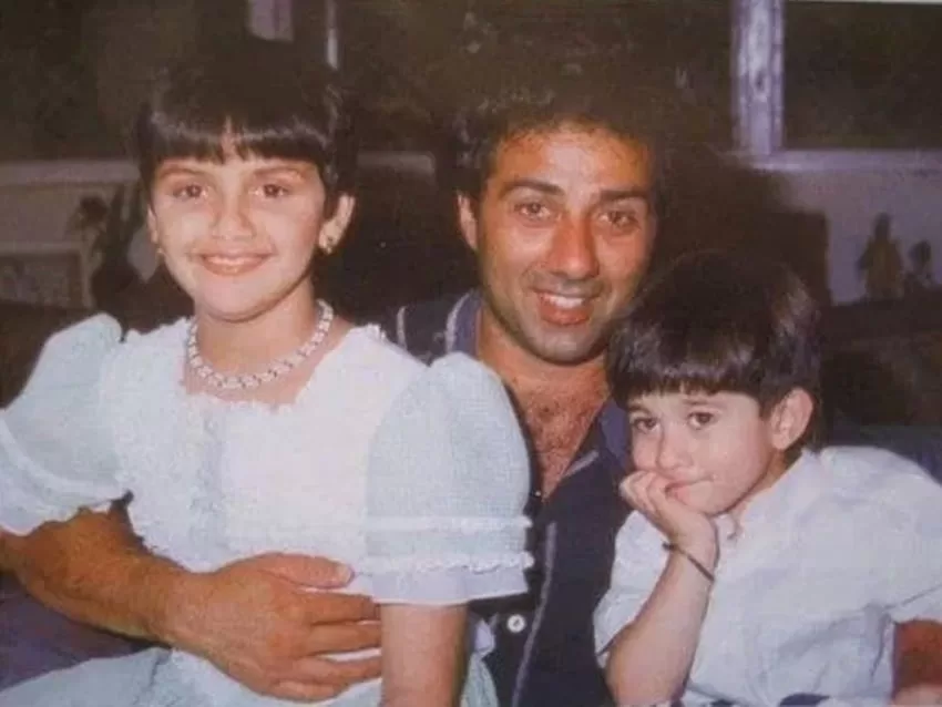 Sunny Deol with his Esha Deol and Bobby Deol 
