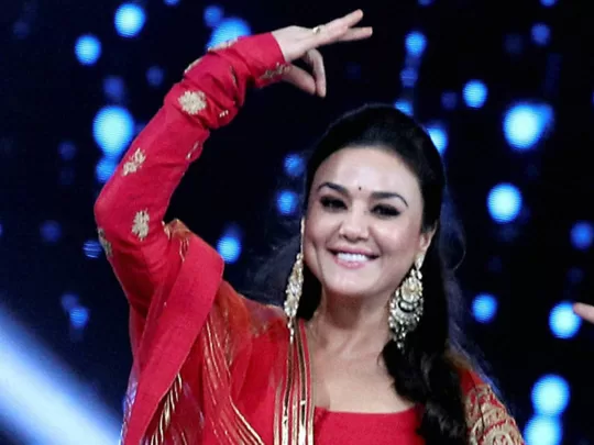 An old clip of Preity Zinta talking about how she got ignored by Kareena Kapoor resurfaced online. However, netizens have mixed reactions about the same.
