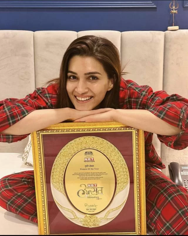 (Pls add images) Kriti Sanon Receives The 'Woman Of The Year' Award; Netizen Asks 'Is She Buying All These Awards?'