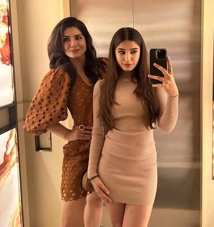 Raveena Tandon S Awkward Pose With Daughter Rasha Grabs Eyeballs Netizens React Insecurity