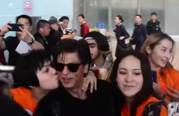 Shah Rukh Khan gets molested by his female fans