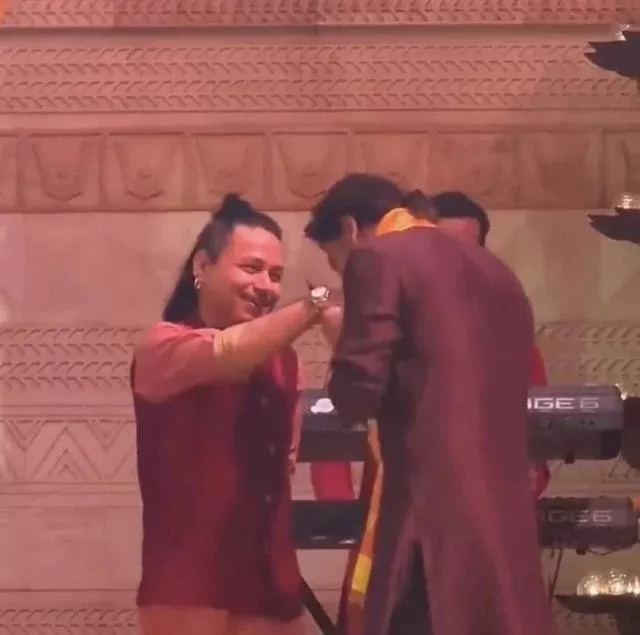 Shah Rukh hugs and kisses Kailash Kher at Ambani's Ganesh puja