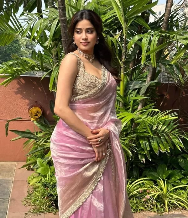 Janhvi Kapoor's Ganesh Chaturthi OOTDs exude old world glam – News9Live