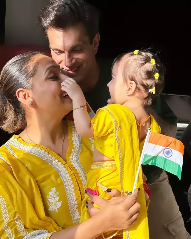 Bipasha basu celebrates independence day with a family 