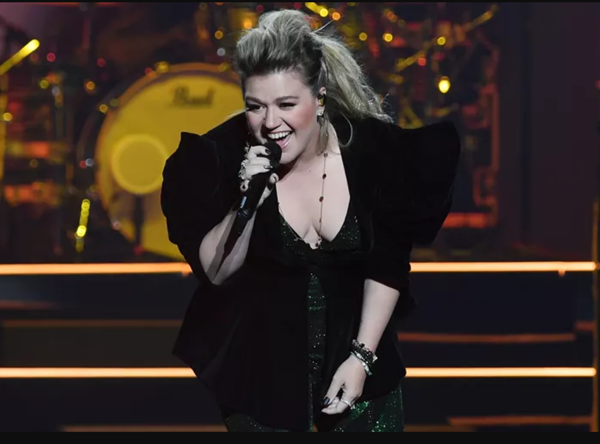 Kelly Clarkson wins fans by joking about her weight loss transformation
