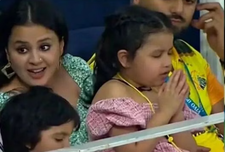 Ziva dhoni praying for her dad during IPL matches