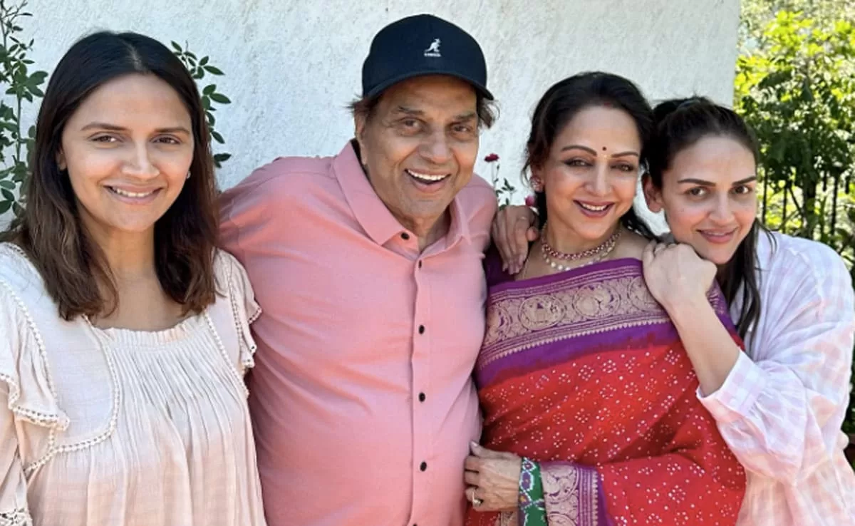 dharmendra and hema malini shows support to her daughter