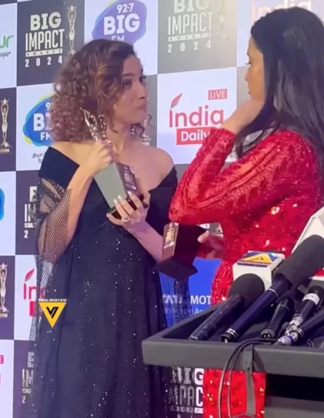 Ankita shows off couple of the year award to mannara