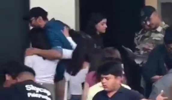 Aditya Roy Kapoor and Shraddha Kapoor hugged each other at airport 