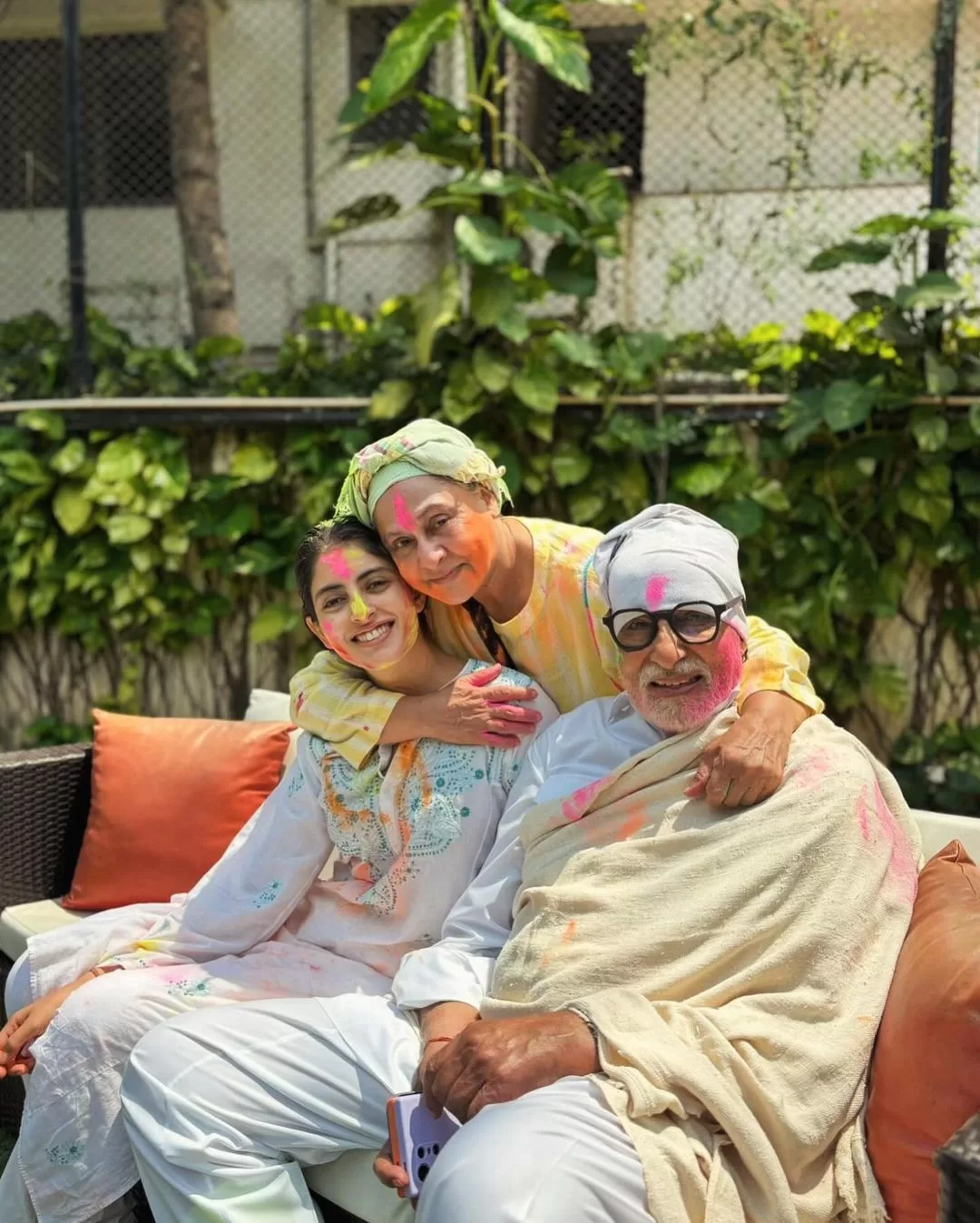 Holi Delight: Jaya Bachchan Sprays Joy with Pichkari, Amitabh Bachchan Immersed in Vibrant Shades!