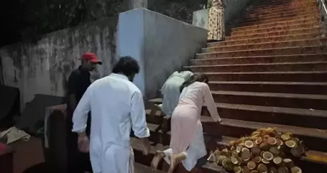 janhvi Kapoor-shikhar pahariya climb tirupati stairs on knees