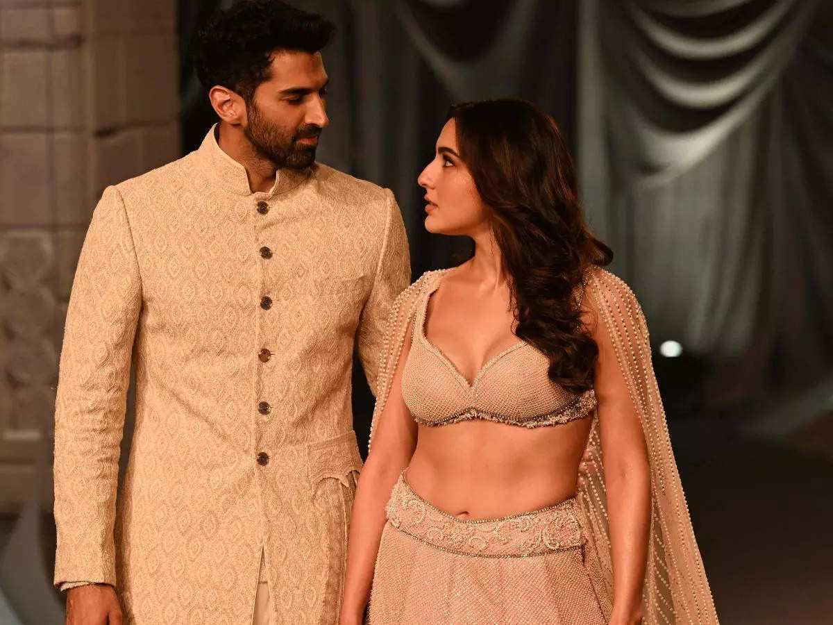 Sara Ali Khan and Aditya Roy Kapur grace the ramp for Shantanu and Nikhil at ICW 2023 