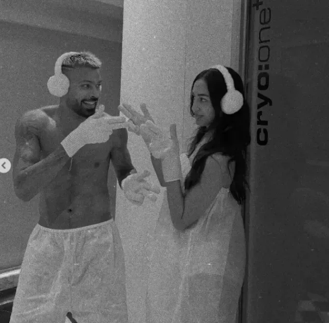 Hardik cosy moment with his GF