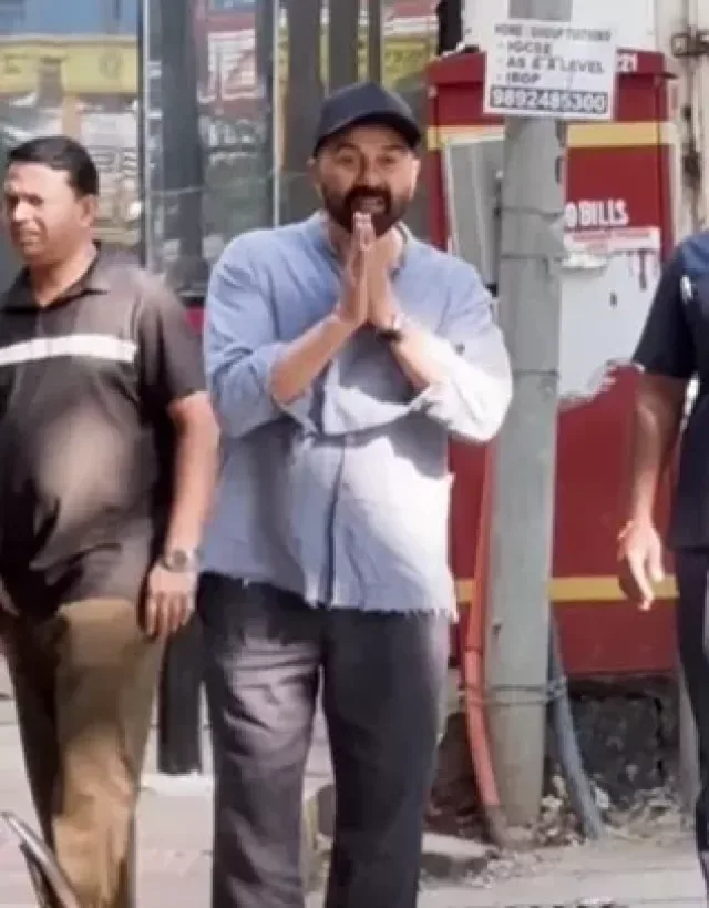 Sunny Deol's angry reaction to paparazzi